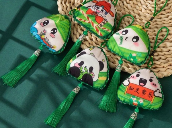WHU students celebrate Dragon Boat Festival with traditional crafts