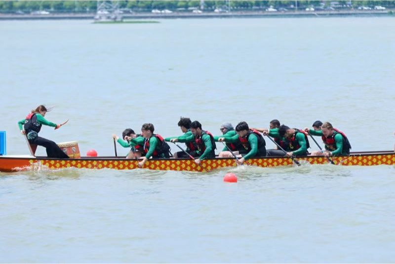 WHU intl students shine at Dragon Boat race