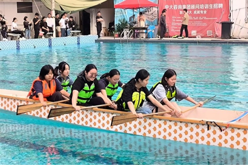WHU students shine in dragon boat tug-of-war competition
